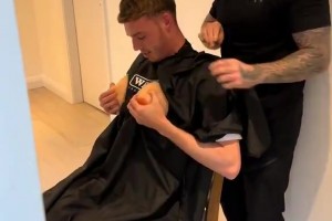 你小子！帕爾默很享受理發(fā)師的惡搞??