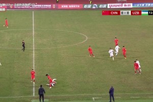 是點球嗎？楊希禁區(qū)倒地，裁判沒有吹罰點球