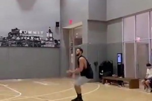 沒(méi)人吃你這套了??本·西蒙斯休賽期還苦練三分，到現(xiàn)在都沒(méi)合同