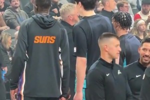 兄弟，一路平安！楊瀚森賽前和馬盧阿奇合影，中間球迷穿夏普球衣