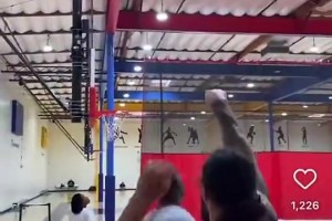 本賽季還沒出手過遠投！海王休賽期曾猛練中投三分，還挺絲滑啊~