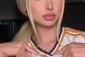 皇馬美女球迷拿著巴薩球衣：我愛皇馬，巴薩emmmm??