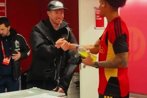 德布勞內(nèi)拄拐現(xiàn)身更衣室，督戰(zhàn)比利時世界杯出線