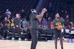 直播吧現(xiàn)場(chǎng)直擊：詹姆斯賽前罰球訓(xùn)練，今日將迎來(lái)復(fù)出