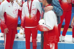 忙碌的杜導(dǎo)，看完U18男籃拿金牌，接下來你們猜??…...