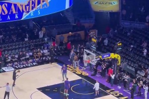有點(diǎn)尷尬！詹姆斯賽前練習(xí)底角三分，怒砸籃板側(cè)邊沿！