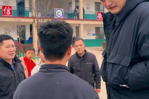 感受一下姚式幽默！姚明在河北探訪與籃球隊(duì)小球員聊天逗樂(lè)