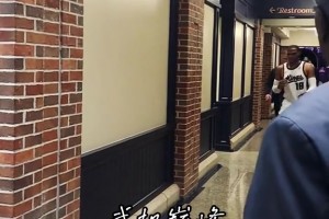 庫(kù)里老婆看到赤裸上身的肌肉猛男，立刻表示要摘下手中的戒指