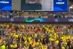 差別明顯！名場(chǎng)面：多特球迷看到克洛普和穆里尼奧不同的反應(yīng)！