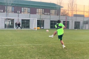 網(wǎng)友怒贊：張稀哲的射門腳法控制在國內(nèi)仍屬頂尖??