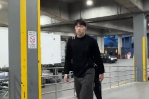 進場依舊單肩小書包??楊瀚森剪了新發(fā)型，看起來精神多了??！