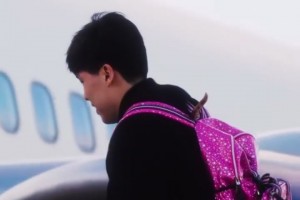 背包顏色很騷啊！??楊瀚森背著一個(gè)粉色書(shū)包跟隊(duì)前往勇士主場(chǎng)