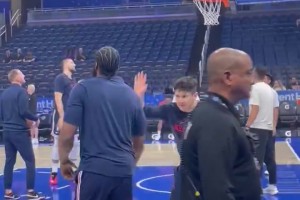 輕松招牌撤步！球迷實(shí)拍登哥賽前熱身！