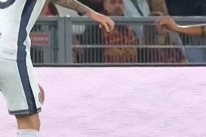 每個(gè)進(jìn)球都讓人拍案叫絕！C羅落葉任意球合集！賞心悅目！