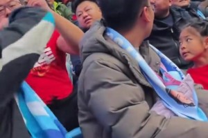 膽子真大！實(shí)拍海港球迷在大連英博主隊(duì)區(qū)險(xiǎn)些被揍??