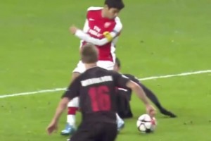 槍手美麗足球越看越上頭！愛德華多這腳后跟傳球點(diǎn)睛之筆！