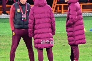 博主實拍：熊貓杯賽前，U22國足新疆兩兄弟抓緊時間請教于大寶