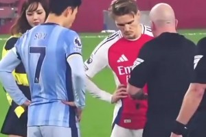 當(dāng)年北倫敦德比，性感女星Lisa助陣，孫興慜與厄德高專心開球??