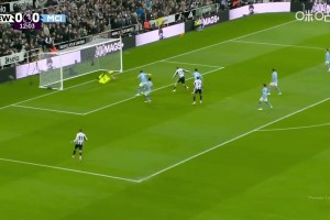 沃爾特馬德頭球被多納魯馬快速下地?fù)涑觯√K東：不愧是世一門！