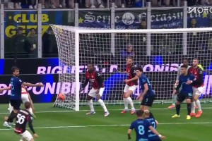 米蘭逃過(guò)一劫！阿切爾比搶點(diǎn)頭球攻門擊中立柱！