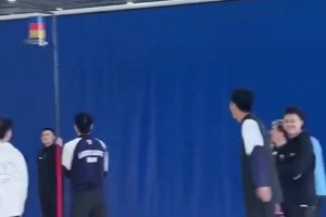 郭艾倫體測摸高，這是倫哥的弱項。拼了老命了！