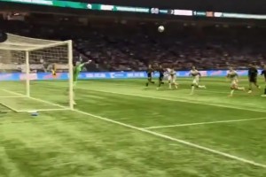 帶不動?。‖F(xiàn)場直拍：孫興慜補時階段任意球絕平后眾生相！