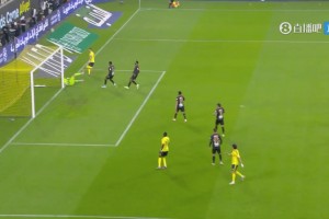 可惜！馬內(nèi)禁區(qū)內(nèi)送妙傳，C羅后點(diǎn)插上打門(mén)遭神撲！