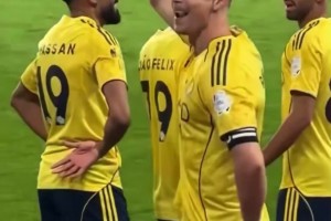 C羅倒鉤破門后，隊(duì)友為其戴上“皇冠”