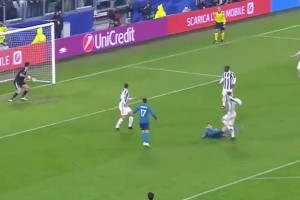 再來(lái)回顧一下18年歐冠對(duì)陣尤文C羅精彩倒鉤破門