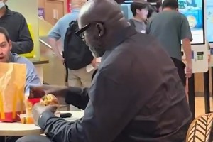 網(wǎng)友此前在澳門麥當(dāng)勞偶遇奧尼爾：吃漢堡跟吃月餅一樣??