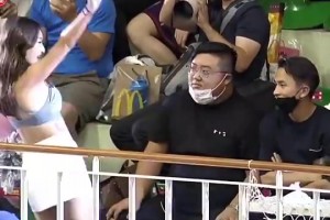 啦啦隊美女直接就在面前表演！小胖哥今天這票也太值了吧??