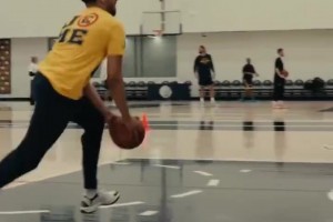 跟腱恢復(fù)得不錯？哈利伯頓訓(xùn)練中秀左手扣籃！