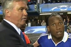 德羅巴十年不忘的恥辱，詹俊：今天或許上帝沒有穿上藍色的球衣