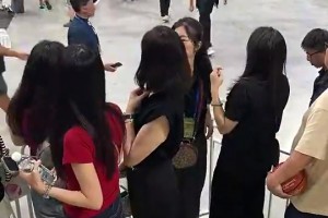 球迷拍到胡明軒媽媽現(xiàn)場觀戰(zhàn)兒子：這是媽媽？是姐姐吧！??