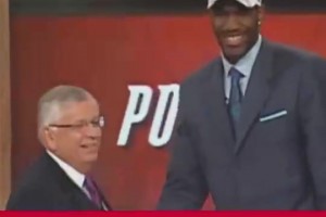 楊毅此前：奧登此前來中國，醫(yī)生發(fā)現(xiàn)左右腿差3公分，但開拓者沒看出來