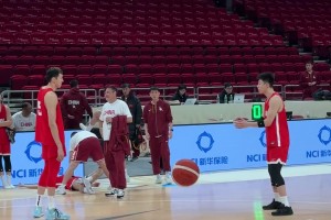 認真?zhèn)鋺?zhàn)世預(yù)賽！周琦和張鎮(zhèn)麟在訓練后，還留在場上商討技戰(zhàn)術(shù)