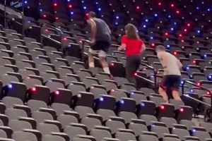 他訓(xùn)練太努力了！哈登此前帶著女助教一起爬樓梯??