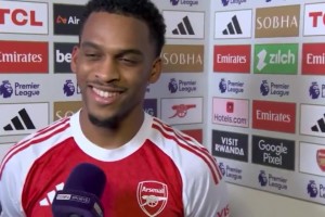 記者：給我一個(gè)微笑 廷伯：??