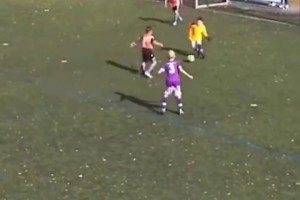 這門將有點猛?。∵@么小的孩子過人、戰(zhàn)術(shù)、走位都有模有樣！