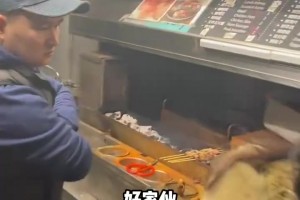 這給馬布里饞的！馬布里夫妻在美國(guó)夜晚街頭遇到了中國(guó)宵夜！