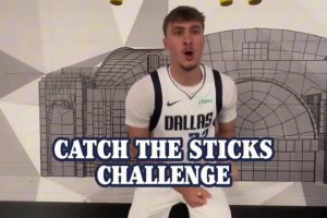 看點開心的吧！獨行俠球員此前的反應(yīng)力挑戰(zhàn)！一本正經(jīng)的克萊~