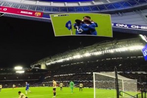 身臨其境！洛杉磯一家酒吧超大屏幕觀看歐冠，這完全就是在現(xiàn)場啊