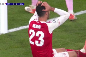 又是角球造險(xiǎn)！梅里諾頭球攻門擦柱而出坐地遺憾抱頭！