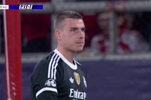 皇馬防守再次漏人！卡埃比頭球輕松破門！皇馬4-3僅領(lǐng)先一球了！