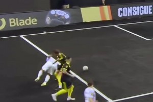 依然是那么風(fēng)騷！馬塞洛此前室內(nèi)球場的天秀操作！