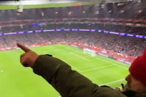 阿森納球迷對著拜仁球迷高唱：你是偽裝的熱刺嗎？??