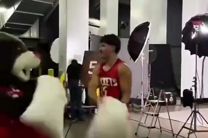 好一員猛將！火箭熊曾主動(dòng)挑釁謝潑德，結(jié)果慘遭“KO”??