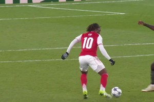 可惜！埃澤精彩停球+傳球策動(dòng)！前插禁區(qū)射門打偏了！