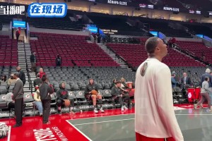 整花活??利拉德和克林根賽前訓(xùn)練，在板凳席PK坐投三分~