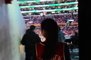 多少吧友夢寐以求的場景！哈登小姐姐曬斯臺普斯中心觀看入場畫面